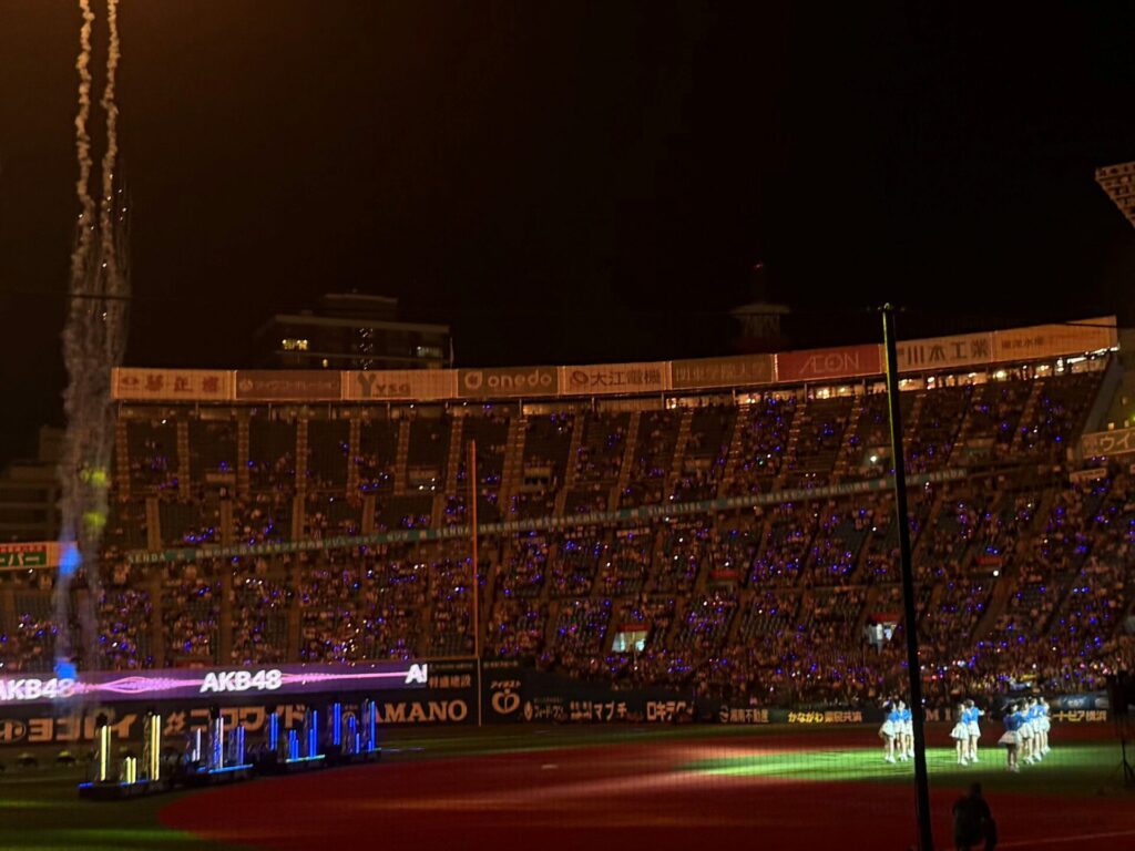 夜の横浜スタジアムでAKB48のライブパフォーマンスが行われている様子