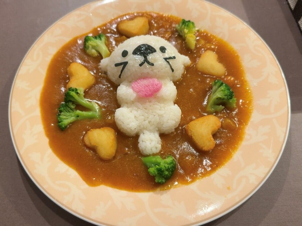 鳥羽水族館　レストラン「花さんご」のメイちゃんカレー　ライスがラッコの形に盛られていて、周りにブロッコリーとハート型のポテト