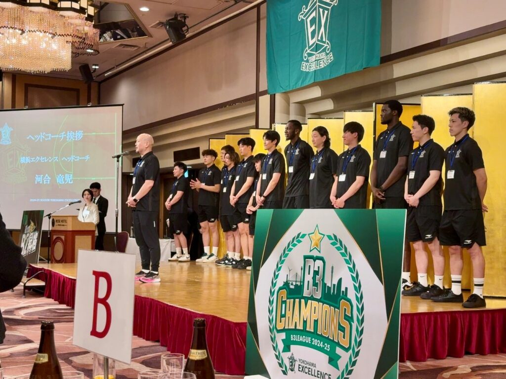横浜エクセレンス 河合竜児ヘッドコーチのスピーチの様子